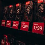 小売店の棚に陳列された最新AMD Radeon グラフィックスカード