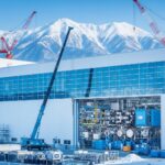 北海道に建設中の最新半導体製造施設。EUVリソグラフィ装置が搬入される巨大なクリーンルーム棟と背景の雪山