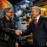 大型テクノロジーカンファレンスのステージ上で握手するNVIDIAのジェンスン・ファンCEOとTSMCのC.C.ウェイCEO