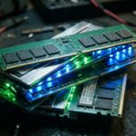 青と緑の光を放つDRAMメモリモジュールのクローズアップ