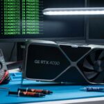 テクニシャンのワークベンチに置かれたハイエンドゲーミンググラフィックスカード。明るい照明の下、周囲には診断ツールとサーマルペーストのチューブが置かれ、背景のモニターにはエラーログが表示されている