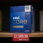 小売店の棚に置かれたIntelデスクトップCPUのリテールボックス。MSRPより明らかに高い価格タグが表示されている