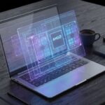 次世代ノートPCを暗いデスク上に半開きで置き、AMDのCPUダイ回路パターンが青紫のサイバー光で浮かび上がるイメージ。フォトリアル、プロダクト写真風、広角