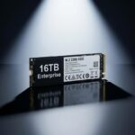暗い反射面の上にM.2 2280 SSDドライブを1枚置き、ドラマチックなスポットライトで照らす