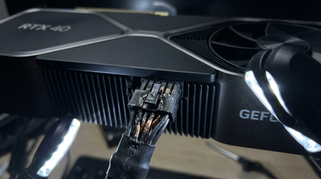 高級グラフィックカードの電源コネクター部分のアップ