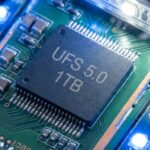 回路基板上に搭載されたコンパクトなUFS 5.0フラッシュストレージチップのクローズアップ