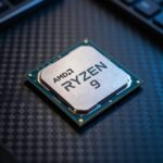 暗いカーボンファイバーの台座に置かれたAMDのRyzen 9プロセッサ