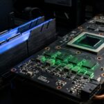コンピューターのRAMスティックと、VRAMチップが強調されたGPUのクローズアップ