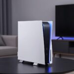 リビングルームのテレビ横に置かれた、ゲームコンソール風のコンパクトなゲーミングPC