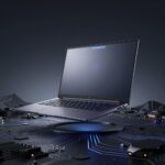 スリムなプレミアムノートPC。天板にLEDライトバーが光り、暗いスペースグレーの金属筐体が回路基板の抽象的な風景の上に浮かぶコンセプトアート。