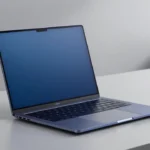 ミニマルなデスクの上に置かれた薄型カラフルノートPC。