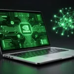 超薄型ノートPCのコンセプトアート。NVIDIAグリーンの回路パターンが光り、AIニューラルネットワークのビジュアライゼーションが暗い背景に浮かぶ。
