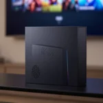 リビングのテレビ台に置かれた、ダークなマット仕上げの小型ゲーミングコンソール風ボックス。