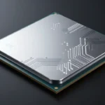 シルバーメタリックな仕上げのデスクトップCPUチップ。回路パターンが光るドラマチックなスタジオ照明での製品写真イメージ