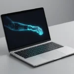 薄型ノートPCのプロダクト写真イメージ。キーボードから発する仄かな光と、Armチップを想起させるシルエットを重ねた構成