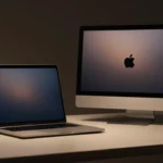 薄型ノートPCと小型デスクトップPCがミニマルな机の上に並んで置かれている編集写真風の構図。ノート側には「完売」を示す光る値札が添えられている