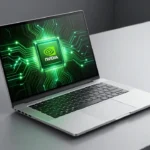 次世代の超薄型ノートPCコンセプトアート。NVIDIAカラーの緑の回路パターンが基板を照らす、洗練されたシルバー筐体
