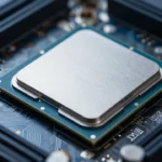 AM5マザーボードのソケットに置かれたデスクトップCPUのクローズアップ製品写真。青とシルバーを基調としたクールな配色、基板パターンが透けて見えるスタジオ照明